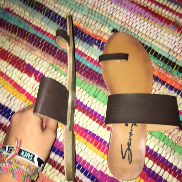 sandals - Picture 2 of 3